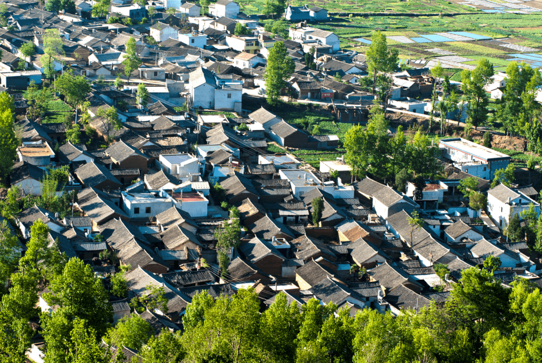 锦霞灿灿,金风飒飒,落叶满江村.