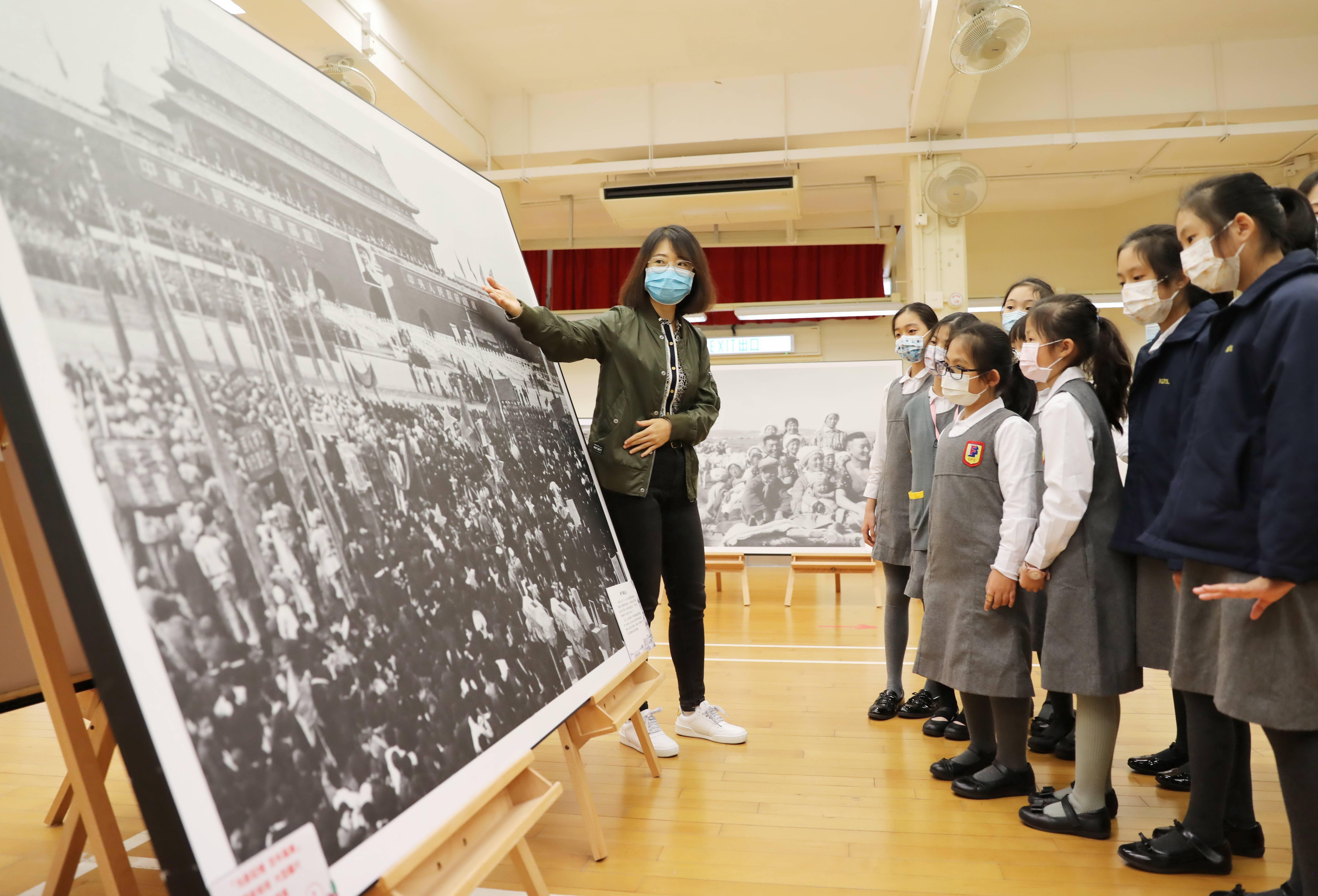 在粉岭官立小学礼堂,学生在观展时认真听讲(11月24日).