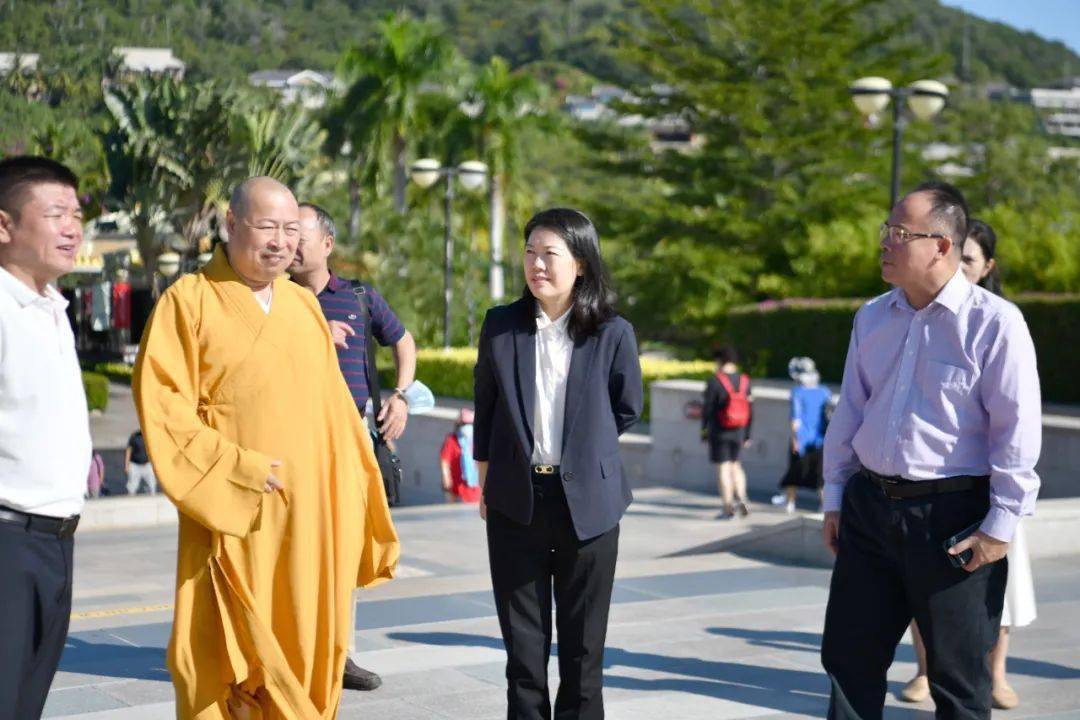 潘国华一行听取南山寺方丈印顺介绍情况