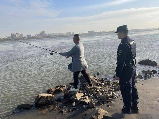 鄂州特警加强江边巡逻力度 水岸联治打好十年禁渔持久战