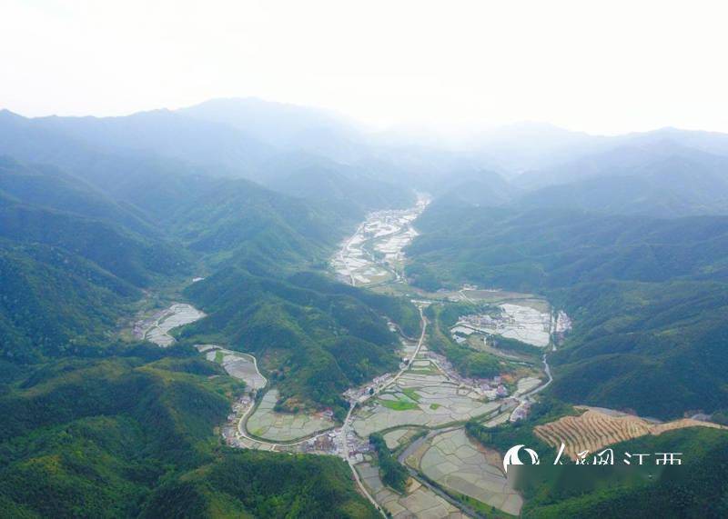 空中俯瞰江西省九江市修水县东港乡岭下村,良好的生态环境和人居环境