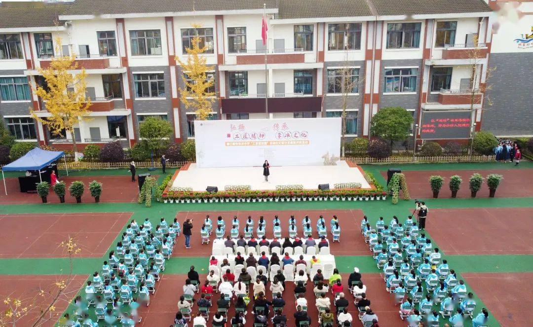 李冰小学学子们带来一出情景剧,以李冰"穿越"回都江堰为线,展现了在