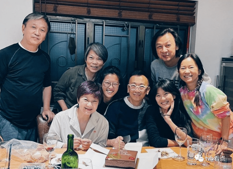 全家移居国外差点破产香港男星郑丹瑞67岁生日与妻子女儿开心庆祝