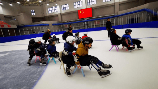 迎接冬奥会:烟台小学生冰上运动乐翻天