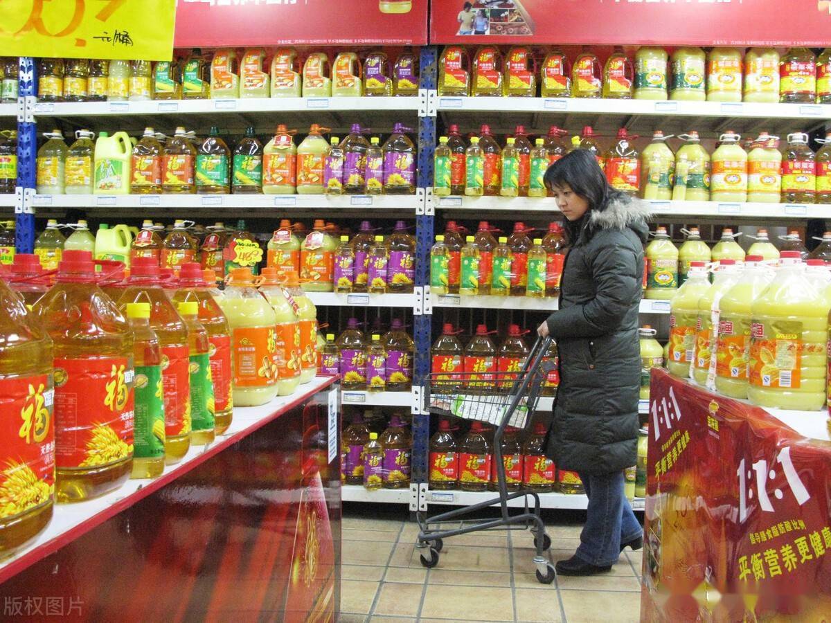 在超市里买油买米,想买正品优良的油和米,必须看清"执行标准"