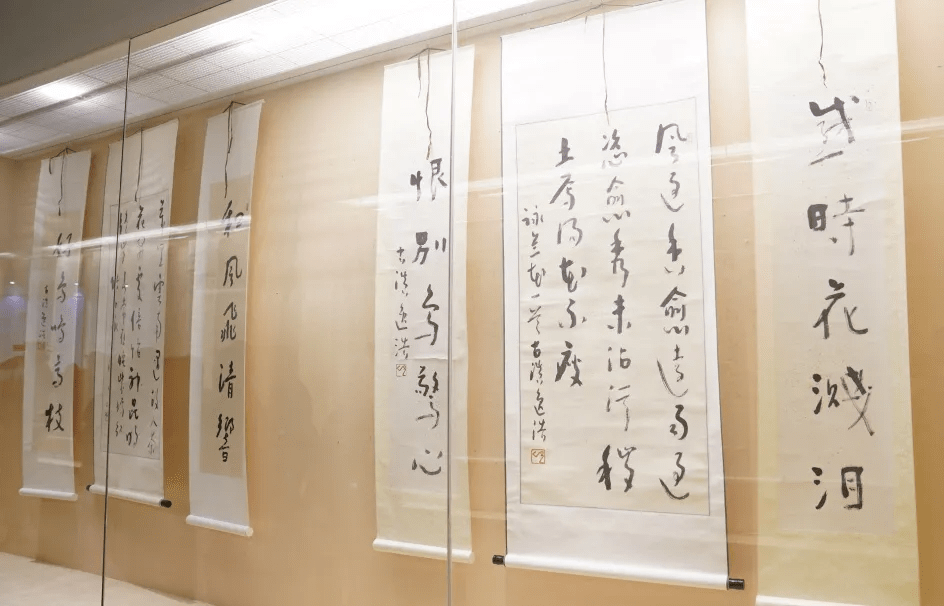 古拙峻峭静穆闲逸任逸浩书法作品展开展