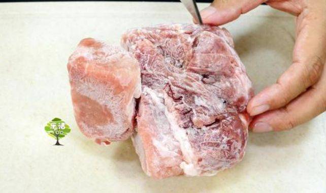 方法|冻肉别再用冷水泡，老屠夫教你2个技巧，快速解冻，和鲜肉一样嫩