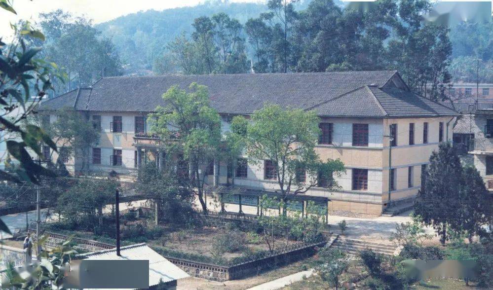勐海县,在勐遮坝乌龟山脚下,创办了具有军垦性质的国营黎明农场