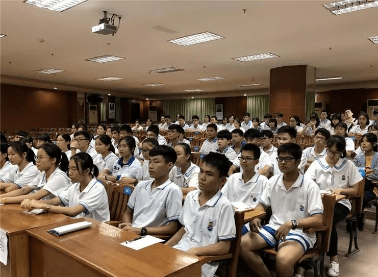 广东各地中学校服大赏,这些学校的好看到爆!_深圳_湛江_第一中学