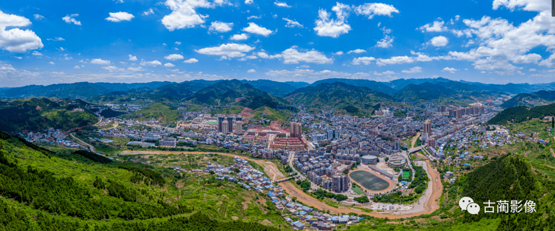 古蔺东区全景 李骁 摄古蔺四渡赤水广场夜景 李骁 摄去年底,有一组"