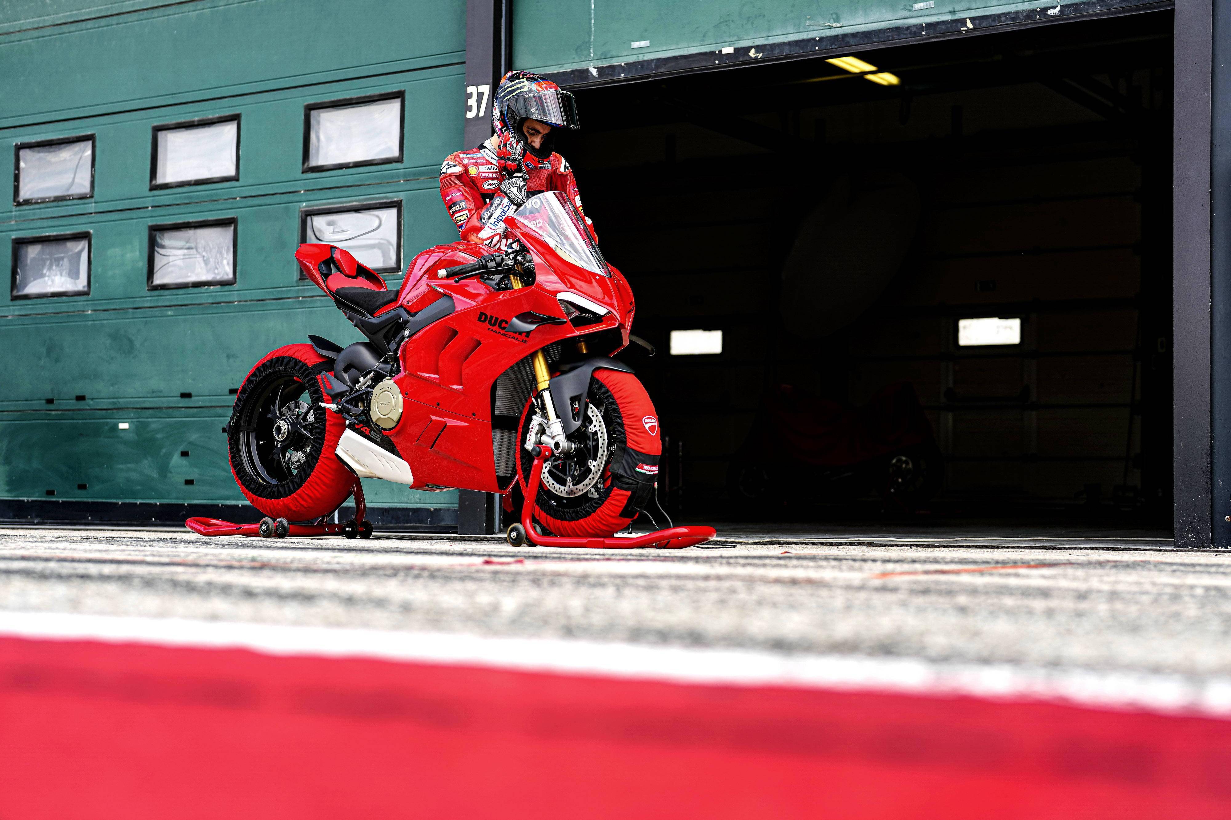 杜卡迪2022panigalev4v4s户外特写