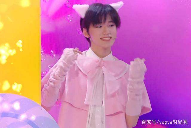 宋亚轩"跳舞照"被疯传,当穿上长筒袜后,比关晓彤还美