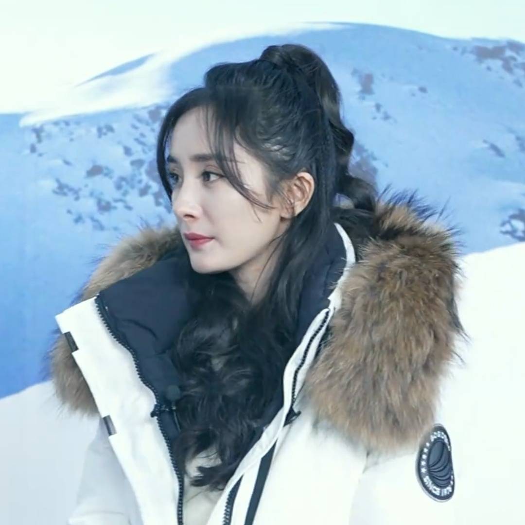杨幂直播生图杨幂今天穿了厚厚的羽绒服进行直播