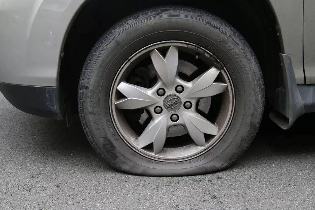 轮胎漏气只能换备胎其实没那么麻烦超90车主用这招