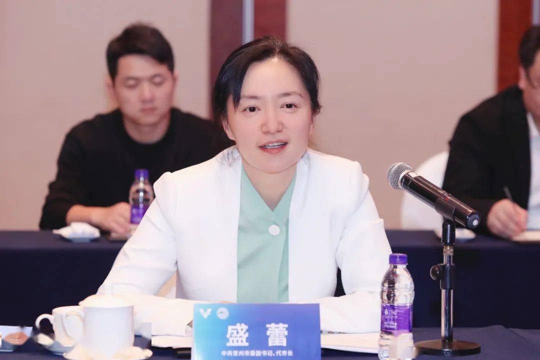 当天,盛蕾会见了深圳威迈斯新能源股份有限公司董事长万仁春,并见证伊