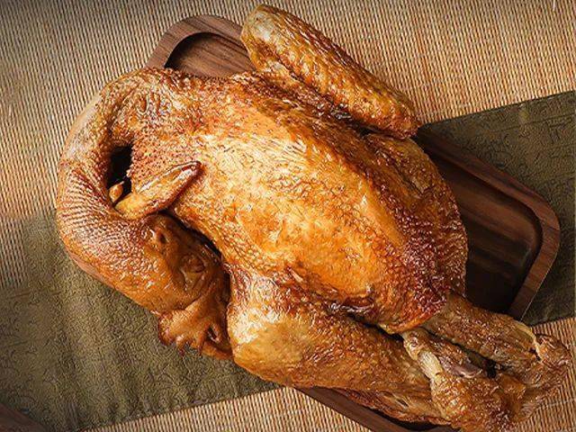 在各式各样的鸡肉中,安徽符离集烧鸡,河南道口烧鸡,山东德州扒鸡,以及