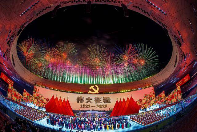 第十五个节目:歌曲《我和你》中,担任演唱的是两位著名歌星韩红和孙楠