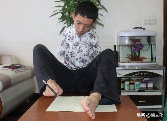 无臂男孩彭超拿下诗词大会首擂考上同济研究生我和别人一样