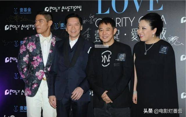 李连杰和永盛电影公司的向华强,陈岚夫妇关系极好,只因他在1992年离开