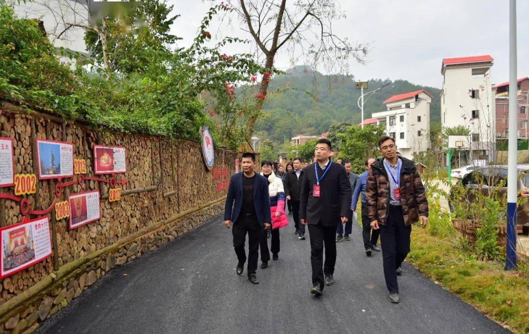 区人大常委会副主任吴柏彬参加活动.