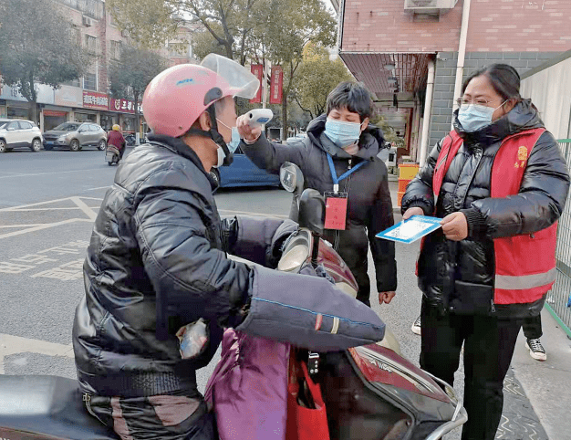 "12月26日上午,在位于万石镇的茶亭一期小区出入口,网格员纪晓慧正在