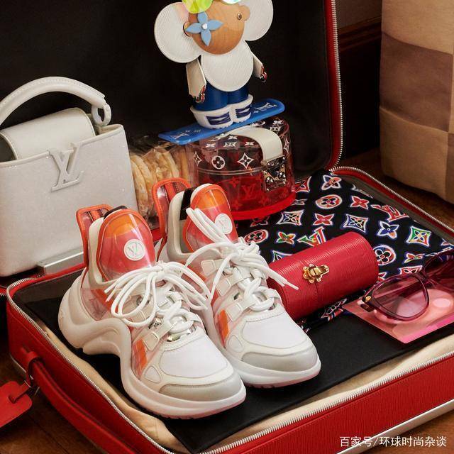 louis vuitton 今年圣诞带它的吉祥物vivienne去环球旅行啦.