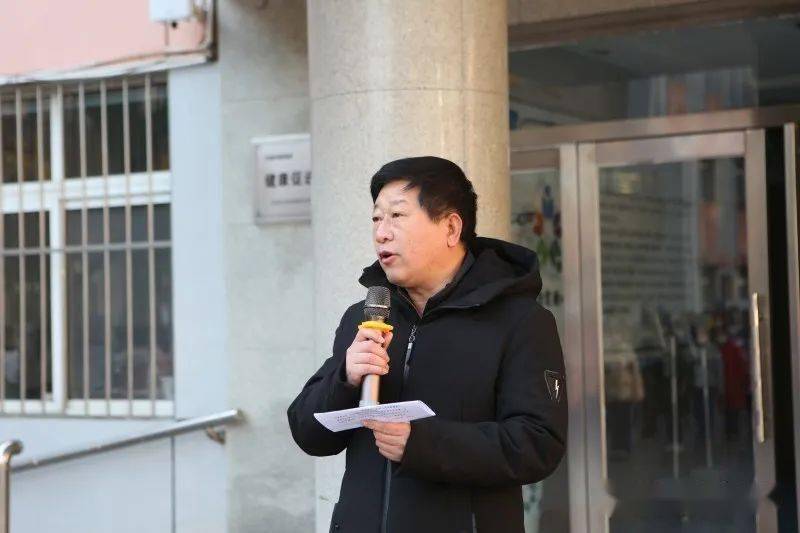 讲座结束后,实验小学党总支书记,校长张世彪同志提出希望:希望同学们