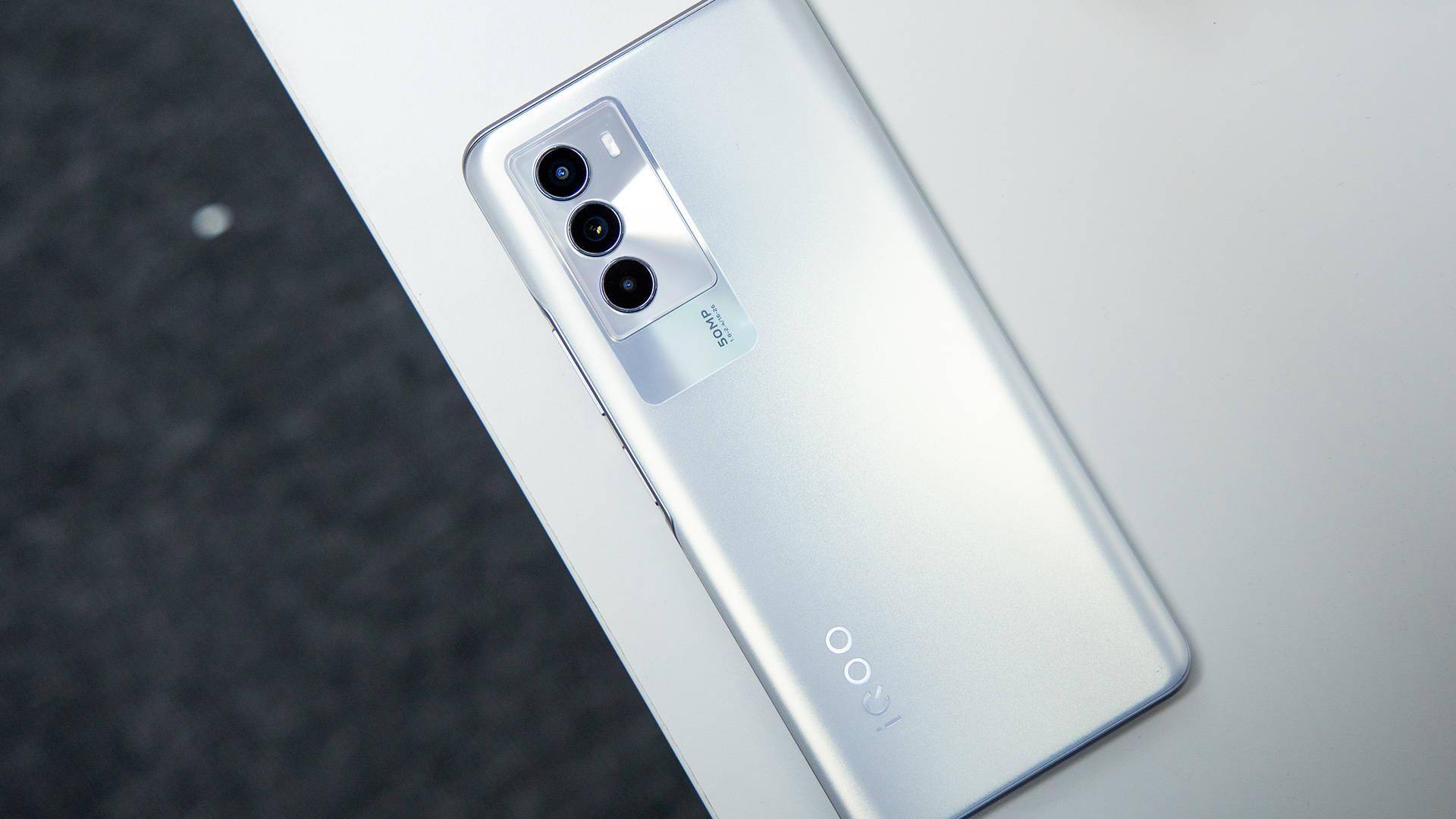 清亮可人悍由芯生iqooneo5se图赏