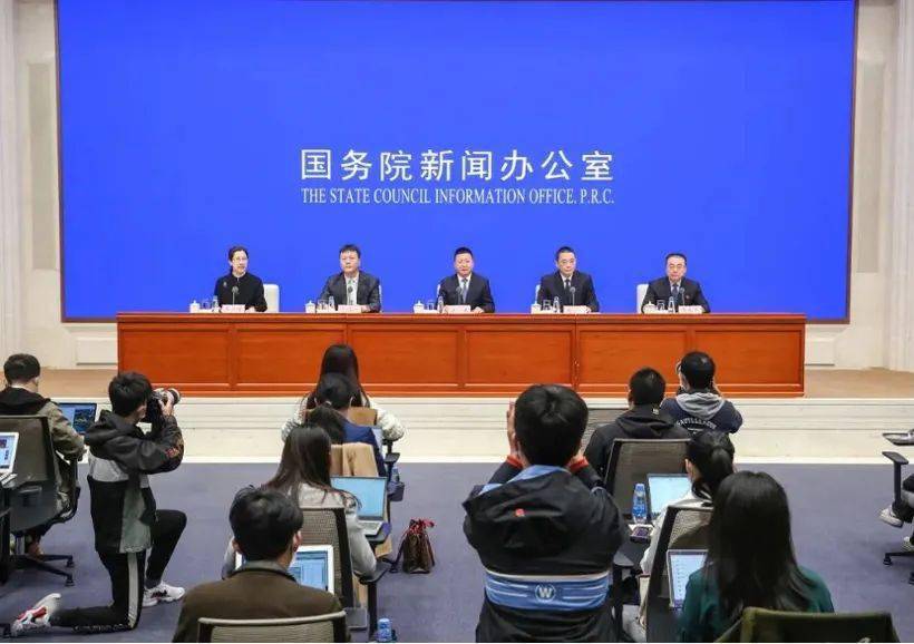 煤炭,焦炭等大宗物料和产品采用铁路,水路,管道或管状带式输送机等