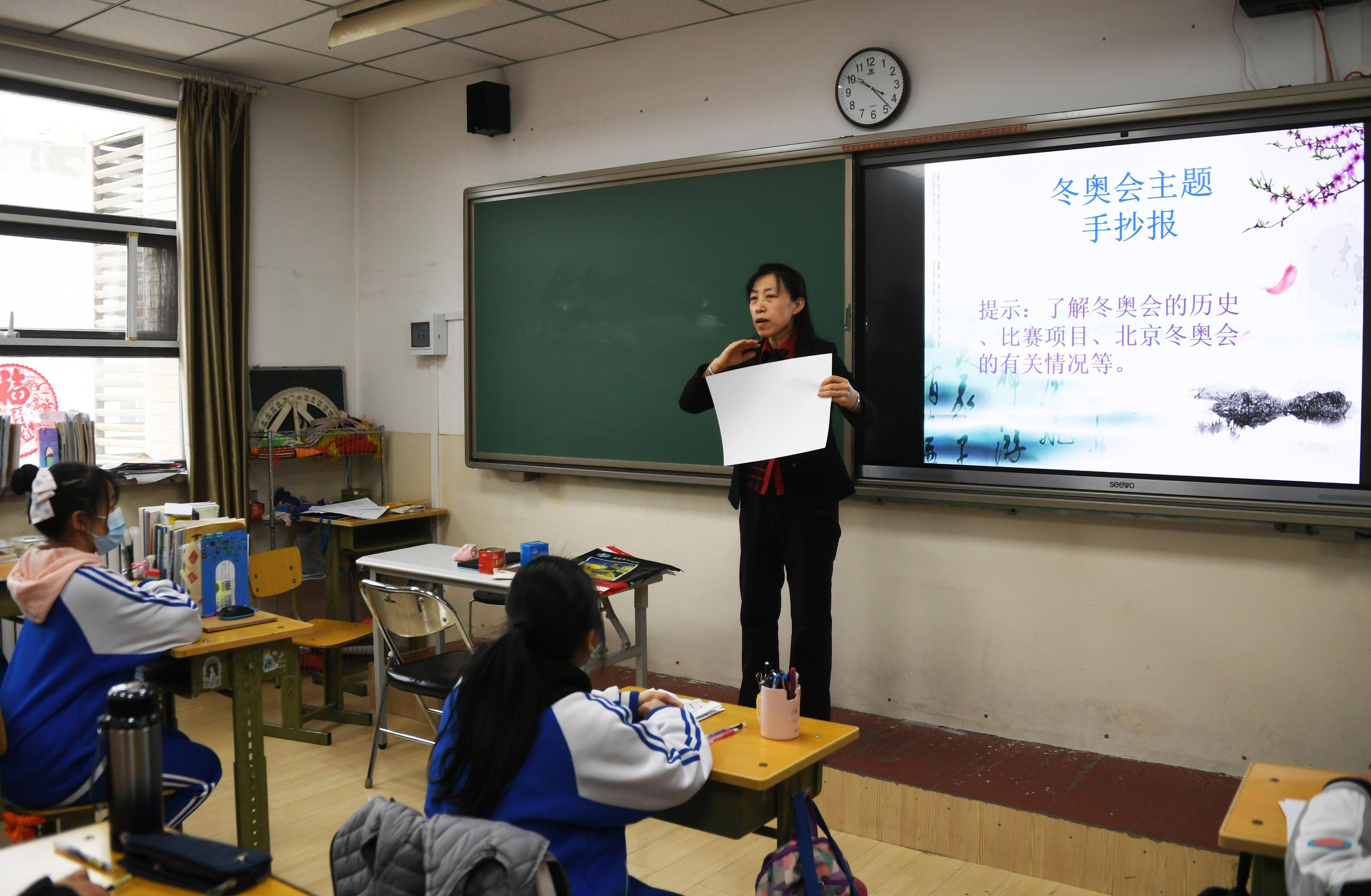 在北京市健翔学校,听障学生潘越铭书写自己参与创作的冬奥主题手语诗