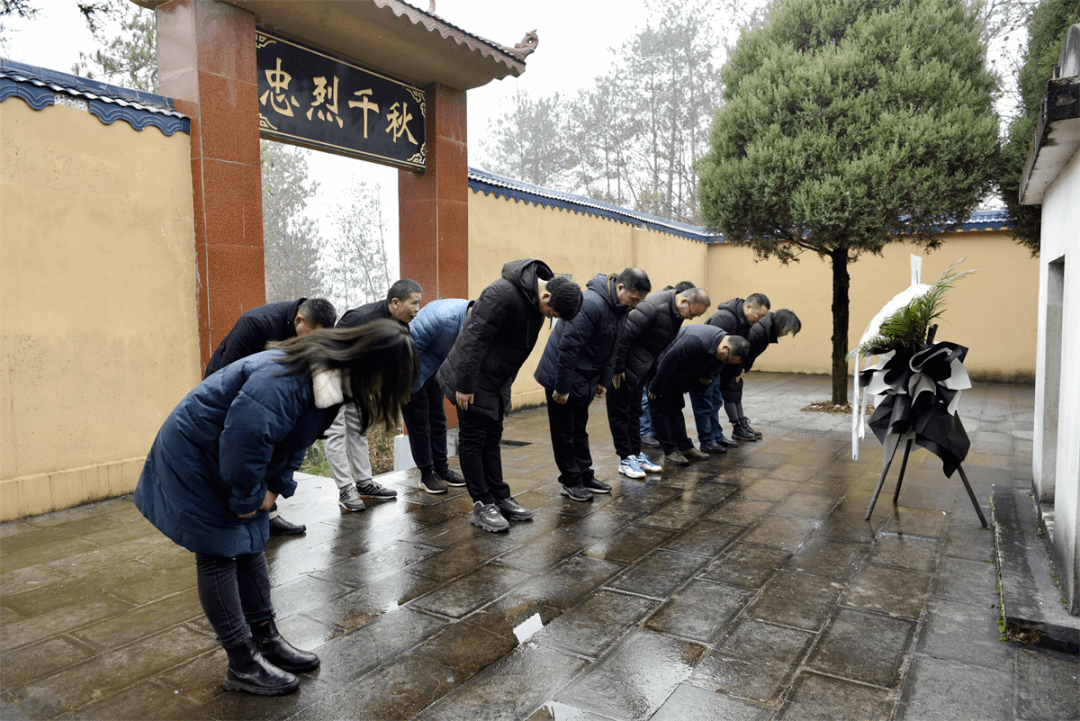 追思革命英烈调研组一行从红三军烈士陵园出发,沿着贺龙旧居,段德昌