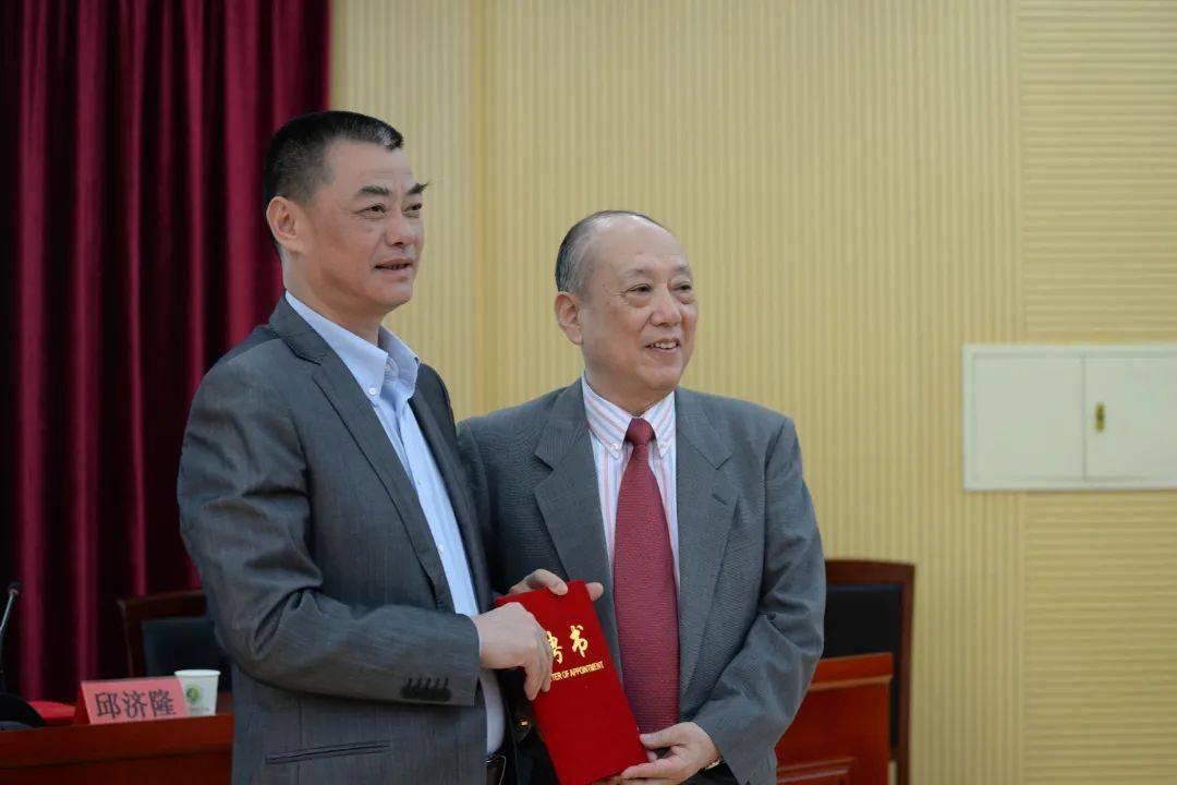 市县级学科带头人等一大批骨干教师,并邀请到原北京四中校长邱济隆
