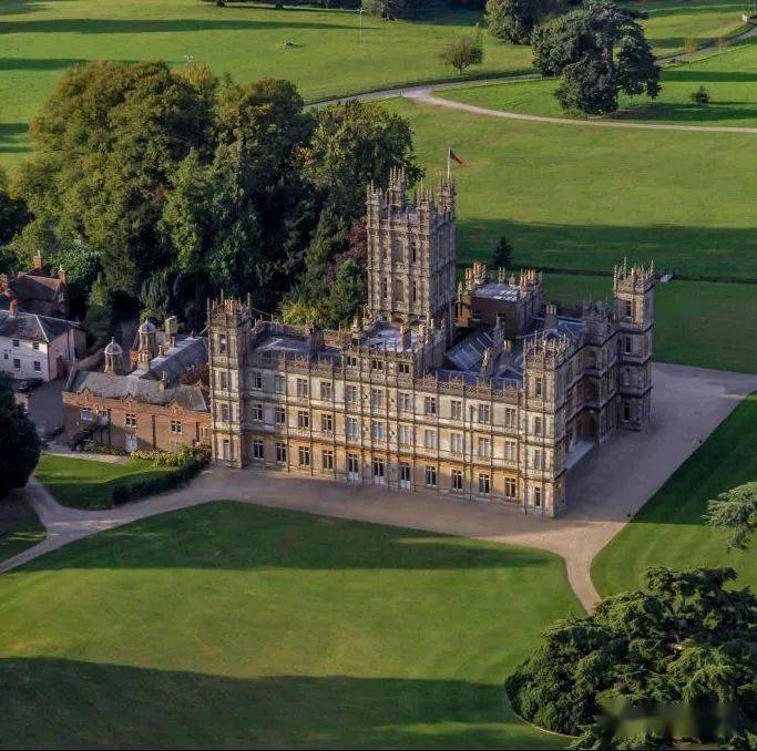 唐顿庄园位于英格兰汉普郡的海克利尔(highclere,始建于1679年,后在