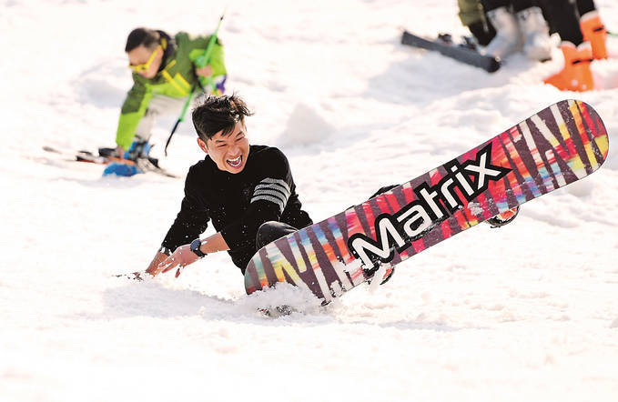 【盐城 6台造雪机让阜宁金沙湖50米高的沙山变身200米长的滑雪场