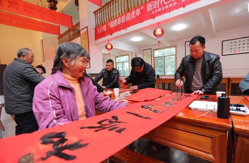 江西东乡:送春联 迎虎年_饶方_马圩镇_活动