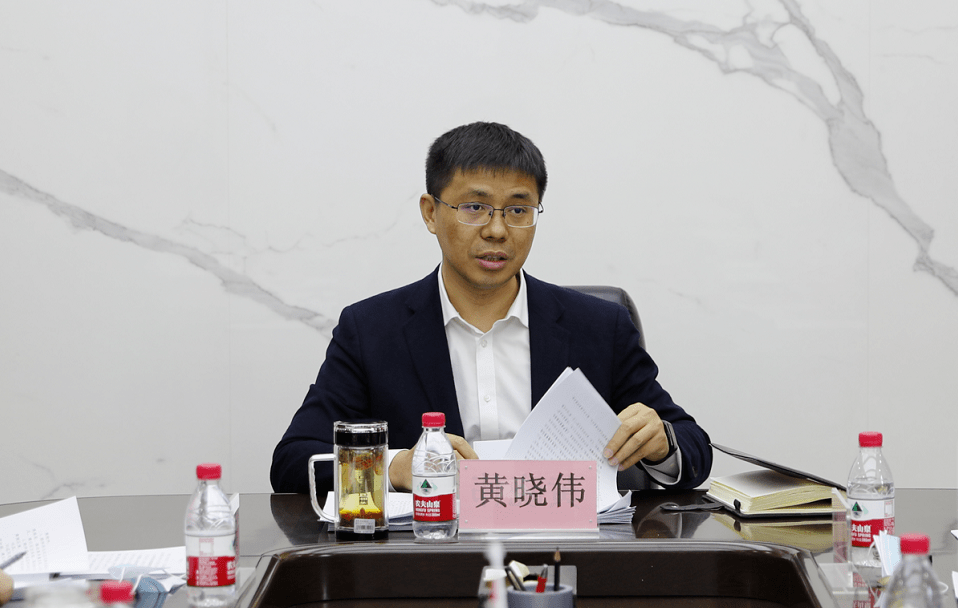 黄晓伟在总结时指出,这次民主生活会,问题检视剖析到位,批评意见客观