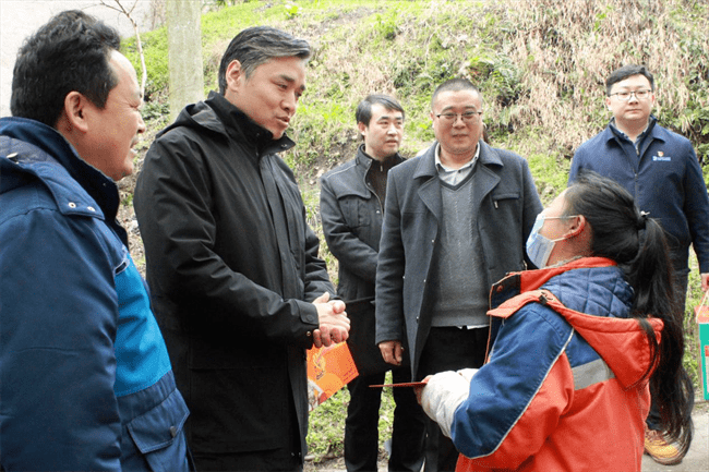 "走进乌当区东风镇困难职工杨连丽家中,李成递上慰问金,送上新年祝福.