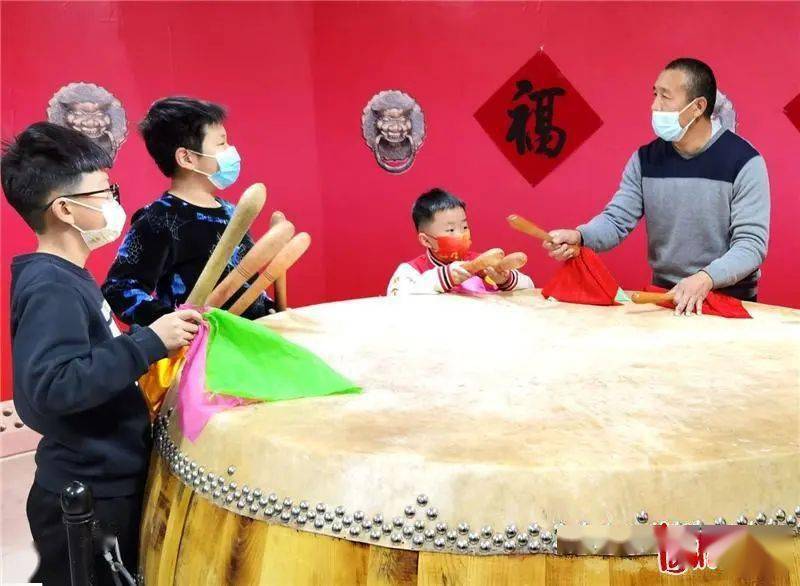 任丘大鼓传承人崔德路为孩子们传授任丘大鼓技艺摄影:杜柏烨 金 洁end