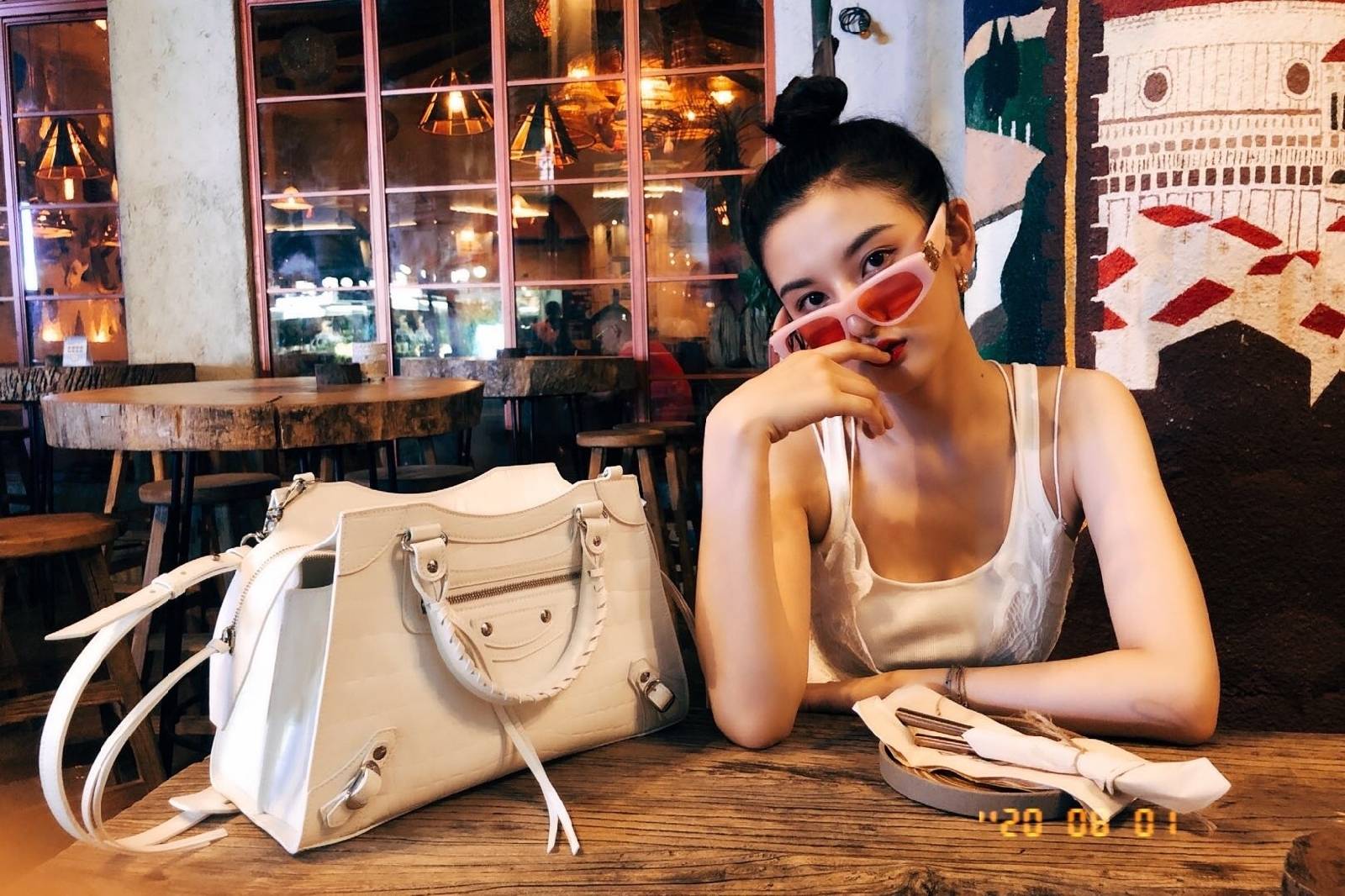 样式 宋祖儿不愧是时髦精，穿白色背心凹造型，身材婀娜又甜又媚