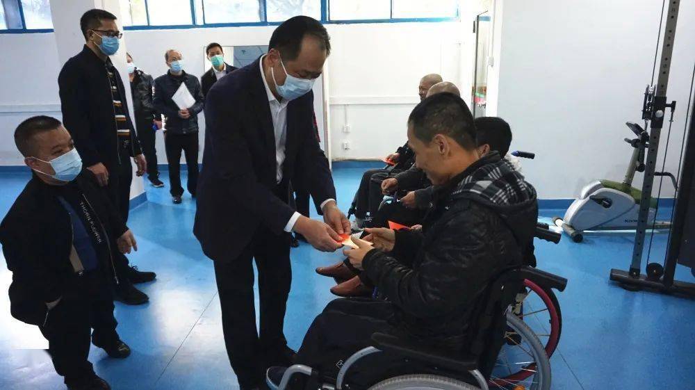 苏耿聪首先走访泉州市残疾人康复中心,认真听取中心建设和管理运作
