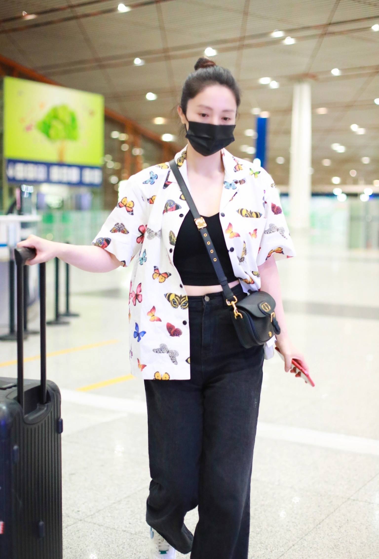 样式 41岁董璇逆生长,穿黑色泡泡袖连衣裙清爽大方,尽显少女气息