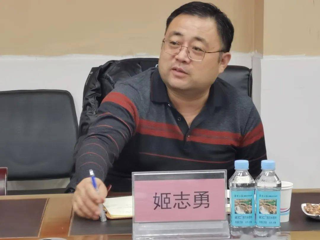 座谈会现场气氛热烈活跃,首先,孔祥凯传达了县委十一届二次全会及县"