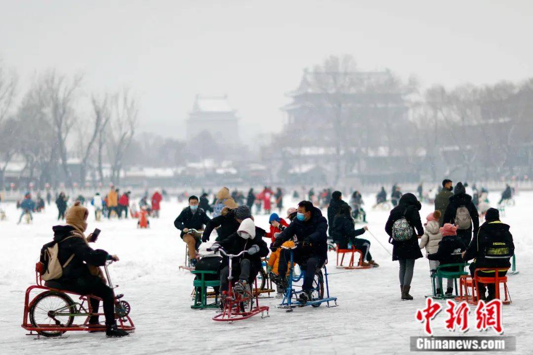 北京颐和园,北海公园,什刹海冰场上,男女老少尽情驰骋嬉戏;哈尔滨冰雪