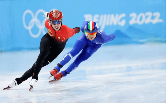短道速滑起源于加拿大,在1988年卡尔加里冬奥会被列为表演项目,1992年