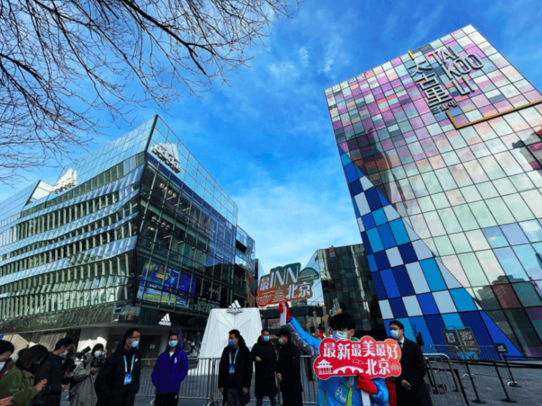 "刚走进三里屯太古里南区,裸眼3d大屏幕上,冰墩墩
