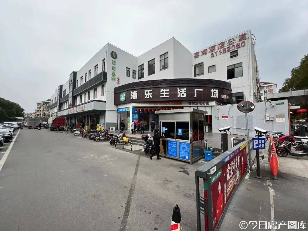 小区入口西侧是浦乐生活广场,方便日常.