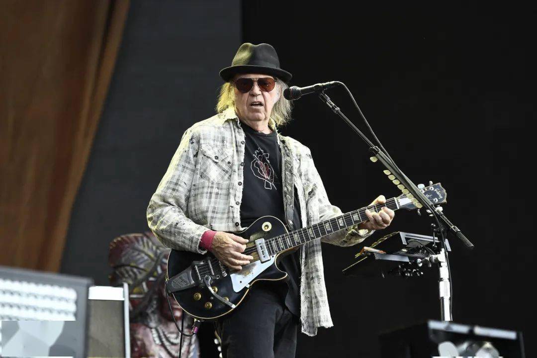 快讯美国摇滚巨星neilyoung抨击新冠谣言再次将瑞辉推到风口浪尖