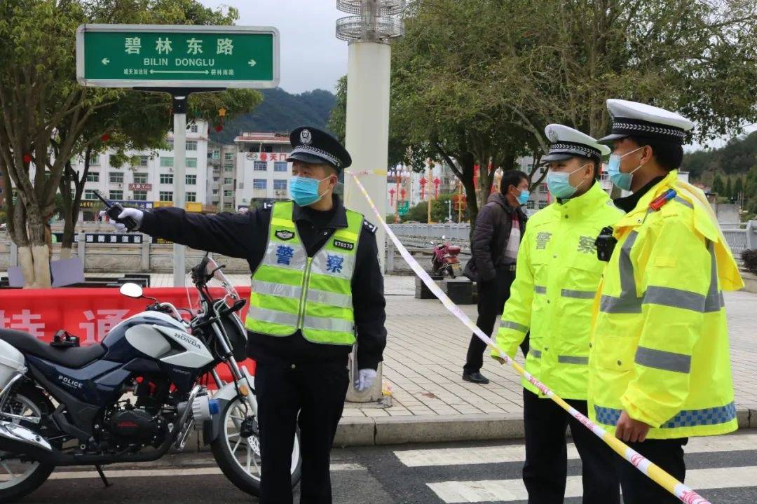 从左至右:林世文 高飞黄凯宏连欣左:黄金平 右