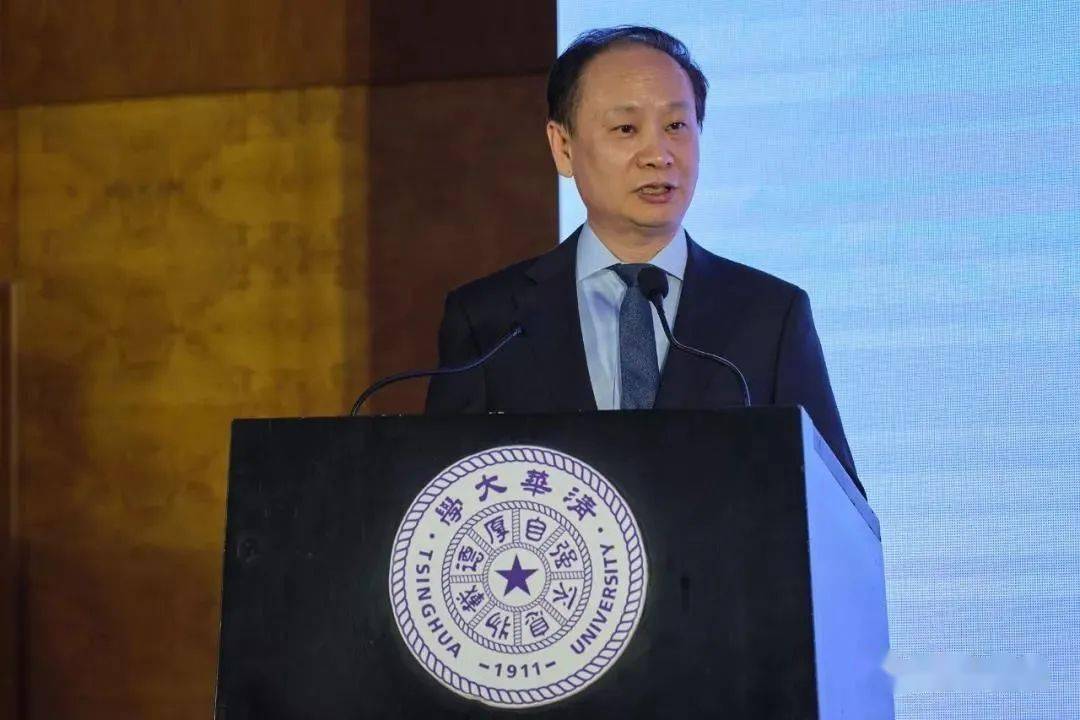 当时徐航作为科研团队的负责人,带领团队研发出了中国首台彩色b超机
