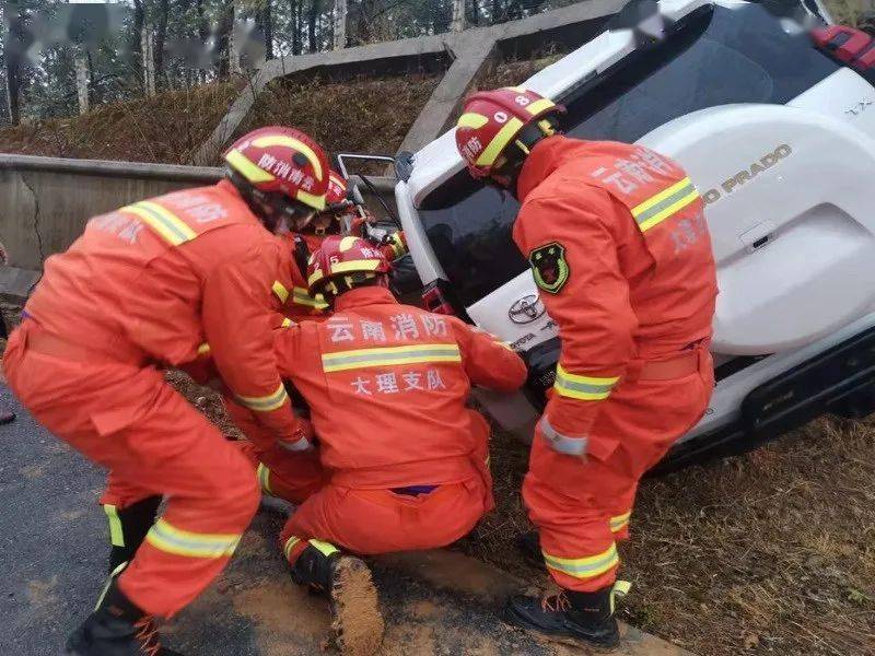 险鹤庆消防雨天紧急处置车辆侧翻事故